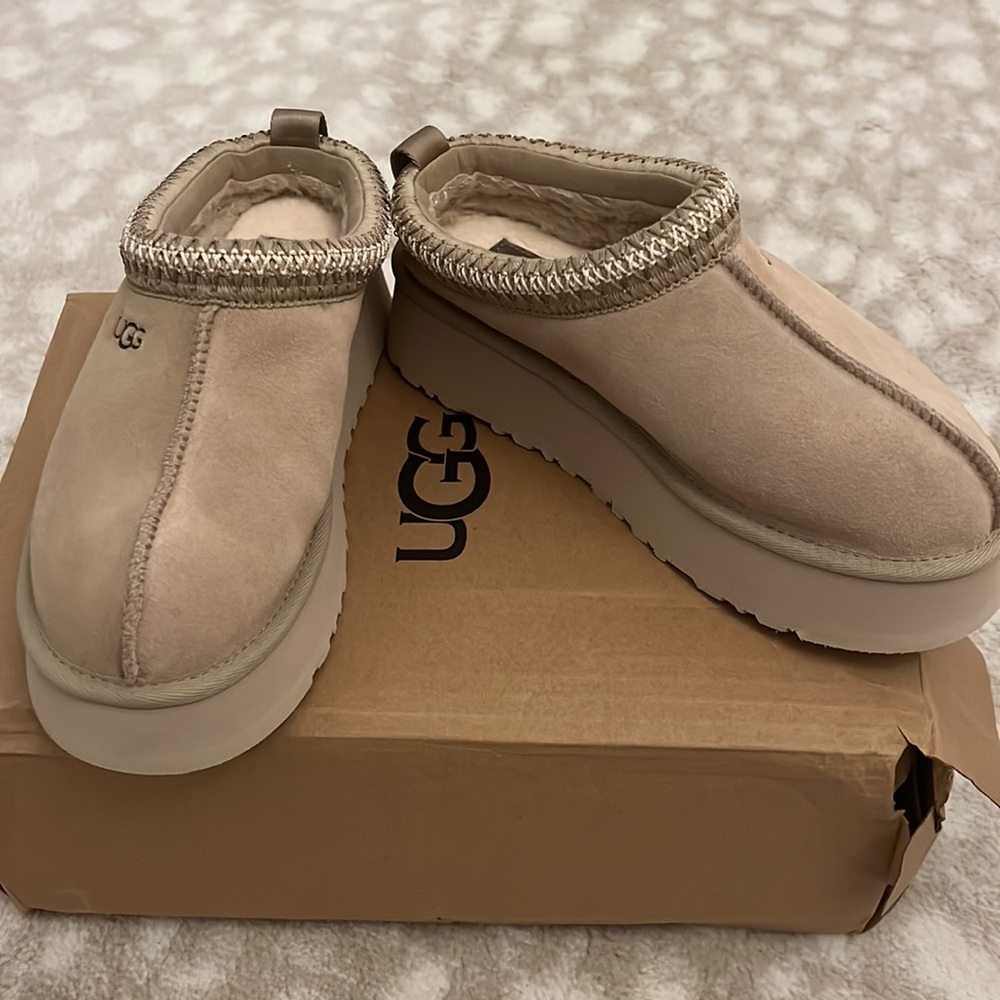 BRAND NEW In box UGG Tazz Slippers in Mustard Seed! Size 7 US, EU 38.